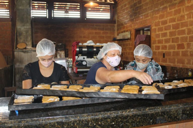 Produção de biscoitos de fubá na Oficina Trilha da Gastronomia